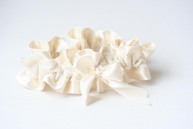 Ivory Lace Embroidered Garter