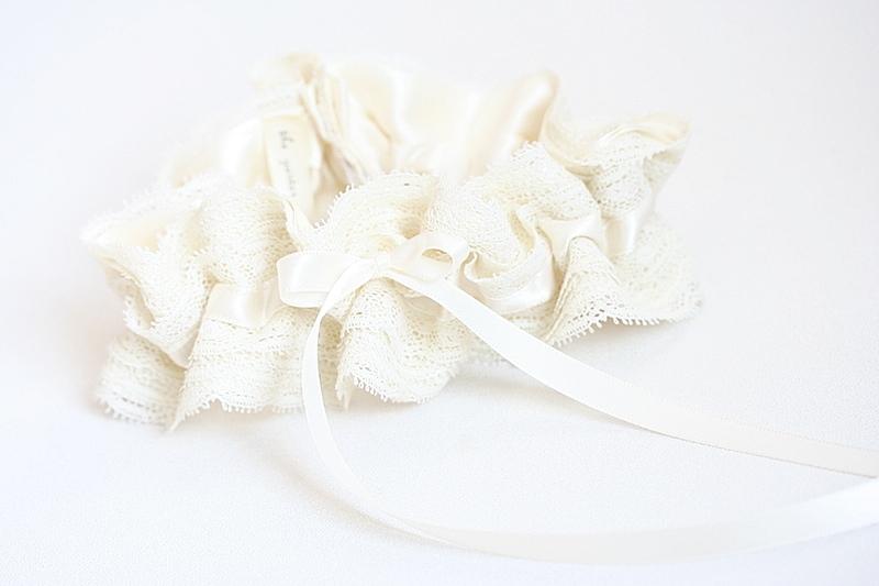 Garter: Ivory Lace Ruffles